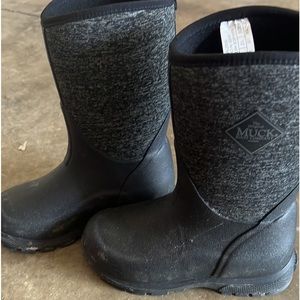 Sz12 kids muck boots.